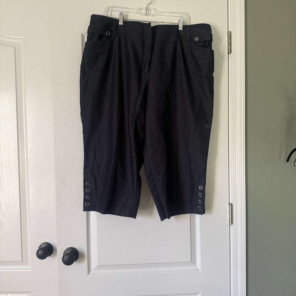 Larry Levine Capri Denim Button-Detail Pants Size 22W